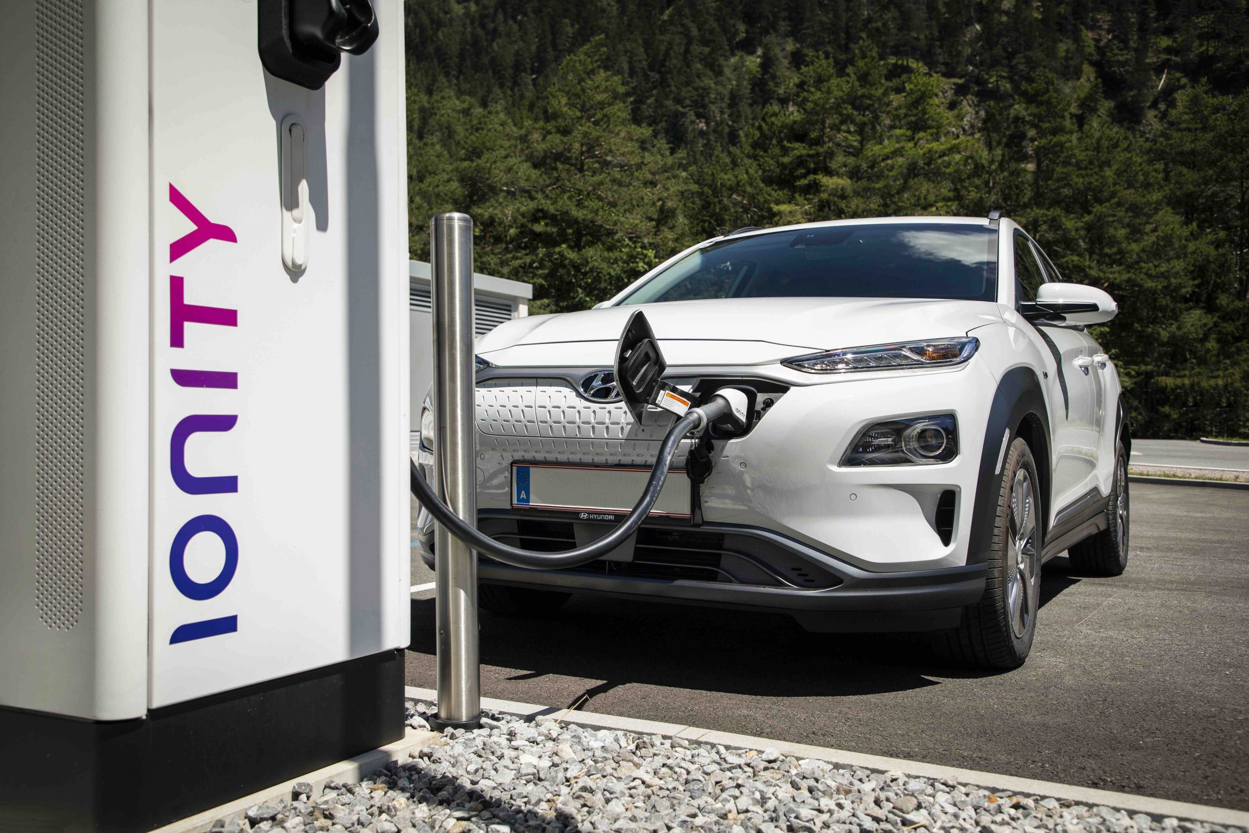 EU passes law to blanket highways with fast EV chargers by 2025